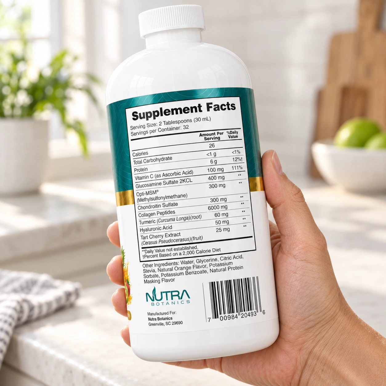 Super Collagen de 32 oz sostenido en una mano, con la información del suplemento visible